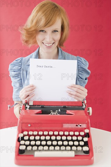 Young woman with typewriter. Photo : Jamie Grill