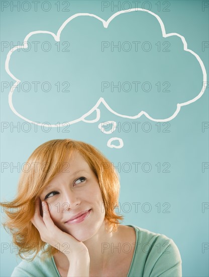 Young woman with thought bubble. Photo : Jamie Grill