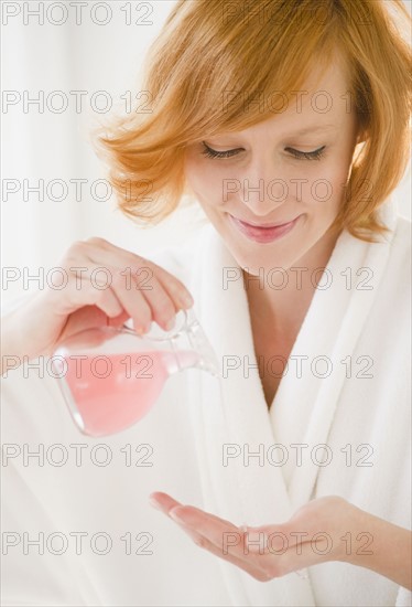 Young woman pouring balm. Photo : Jamie Grill