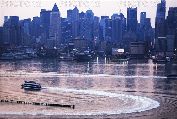 USA, New York State, New York City, Hudson River and skyline seen from New Jersey at sunrise. Photo : fotog