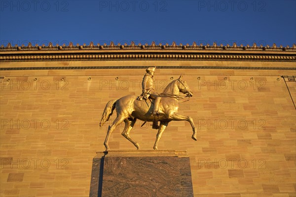 USA, Pennsylvania, Philadelphia, Statue in front of Philadelphia Museum of Art at sunset. Photo : fotog