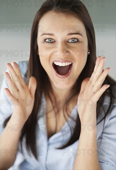 Studio portrait of surprised woman. Photo : Momentimages