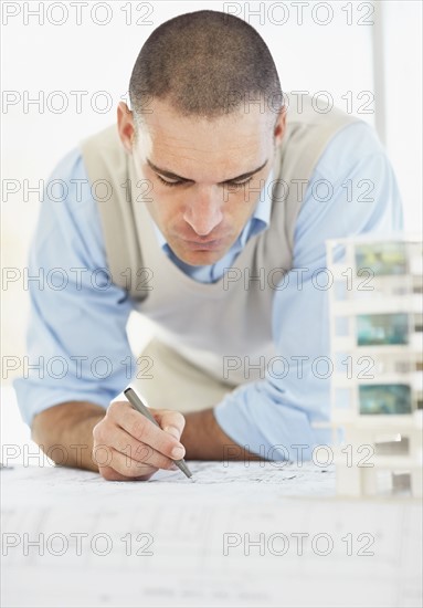 Architect working in office. Photo : Momentimages