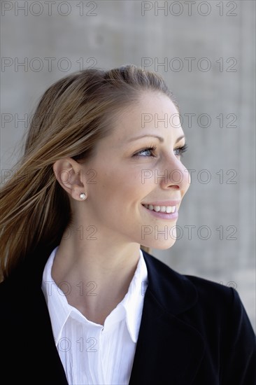 Businesswoman smiling outdoors. Photo : Johannes Kroemer