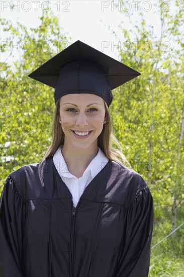 Portrait of female graduate student outdoors. Photo : Johannes Kroemer