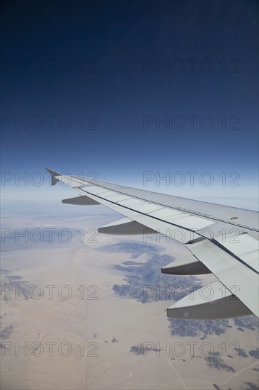 Aeroplane wing in flight. Photo : Johannes Kroemer