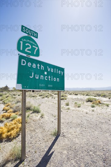 USA, California, Road sign in desert. Photo : Chris Hackett