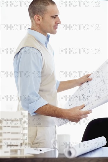 Architect working in office. Photo : Momentimages