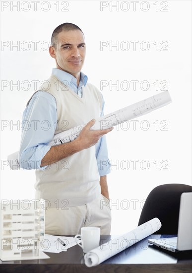 Architect working in office. Photo : Momentimages