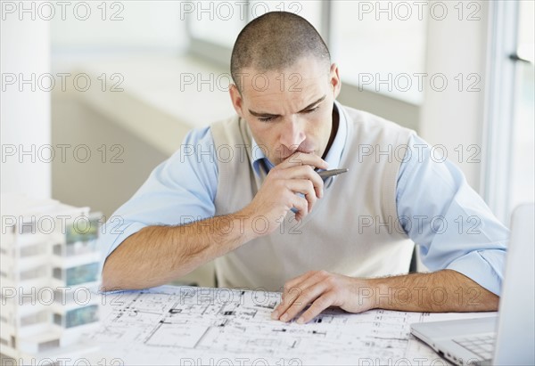 Architect working in office. Photo : Momentimages