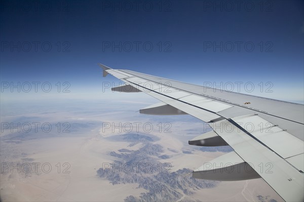 Aeroplane wing in flight. Photo : Johannes Kroemer