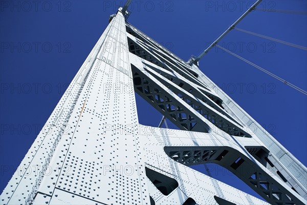 USA, Pennsylvania, Philadelphia, Span of Ben Franklin Bridge against blue sky. Photo : fotog