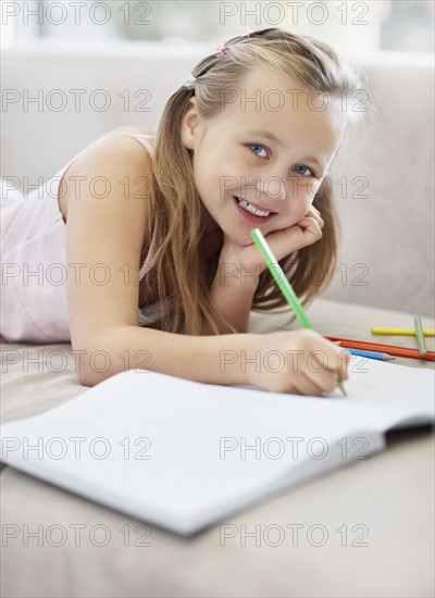 Girl (10-11) doing homework. Photo : Momentimages