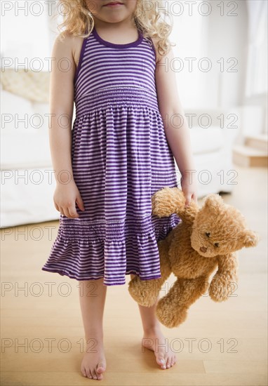 Blond girl (4-5) with teddybear. Photo : Jamie Grill