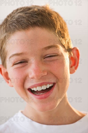 Portrait of smiling boy (10-11). Photo : Daniel Grill