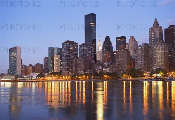 USA, New York State, New York City, Manhattan skyline at dusk. Photo : fotog