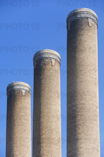 USA, New York City, Three smokestacks. Photo : fotog