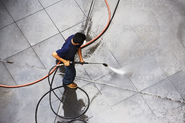 Street sweeper splashing sidewalk. Photo : fotog