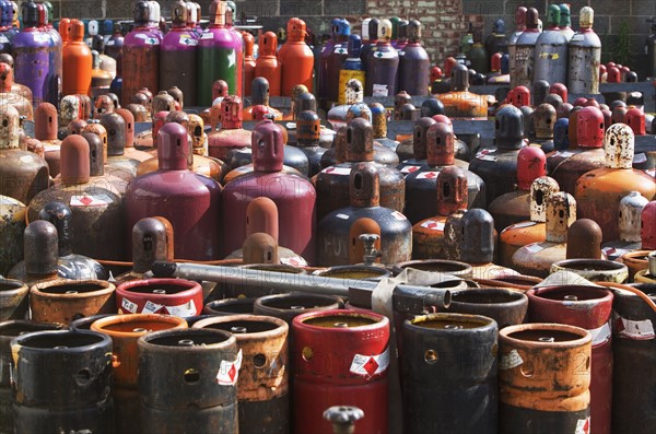 Large group of old cylinders. Photo : fotog