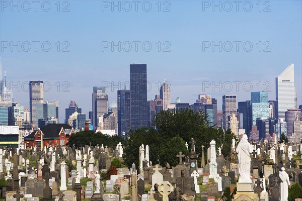 USA, New York City, Cemetery with downtown skyline. Photo : fotog