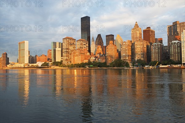USA, New York State, New York City, Manhattan skyline at sunset. Photo : fotog