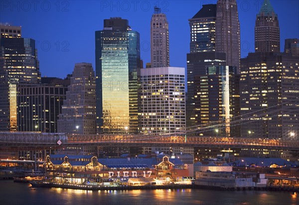 USA, New York State, New York City, Brooklyn Bridge and Manhattan skyline at night. Photo : fotog