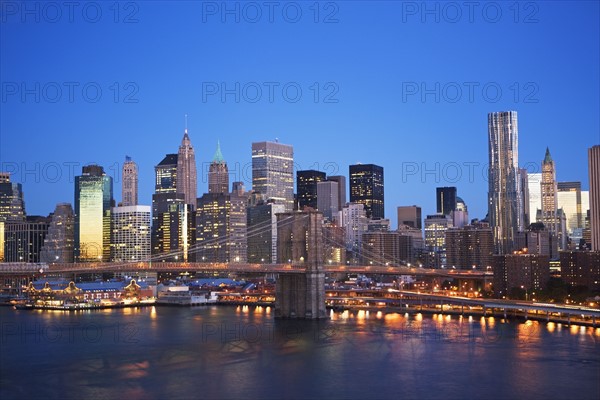 USA, New York State, New York City, Brooklyn Bridge and Manhattan skyline at dusk. Photo : fotog