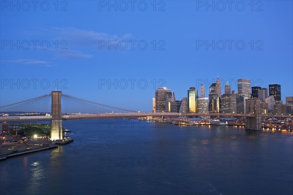 USA, New York State, New York City, Brooklyn Bridge and Manhattan skyline at dusk. Photo : fotog