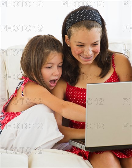 Sisters using laptop together (8-9,12-13). Photo : Daniel Grill