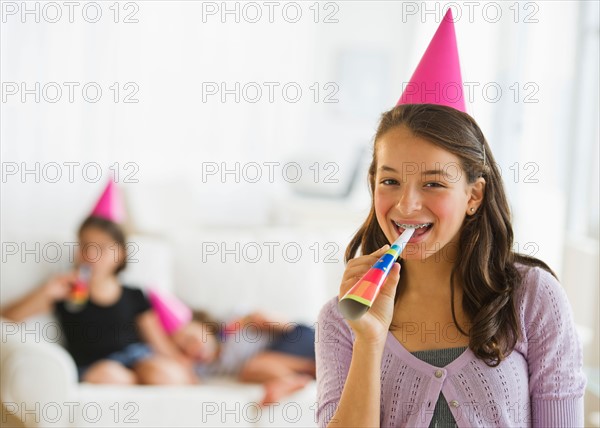 Girls (2-3,8-9,12-13) with party hats and party horn blowers. Photo : Daniel Grill