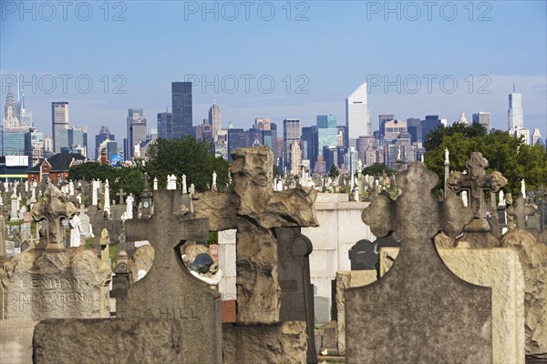 USA, New York City, Cemetery with downtown skyline. Photo : fotog