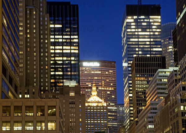 USA, New York State, New York City, Office buildings illuminated at night. Photo : fotog