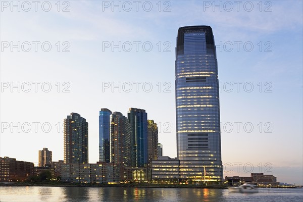 USA, New Jersey, Jersey City, Modern apartment building reflecting in Hudson River. Photo : fotog