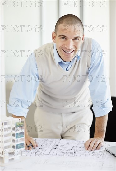 Architect working in office. Photo : Momentimages