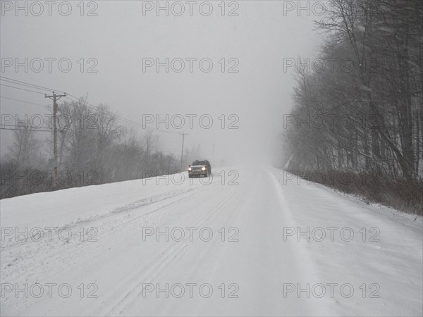 Car on road in blizzard. Photo : Johannes Kroemer
