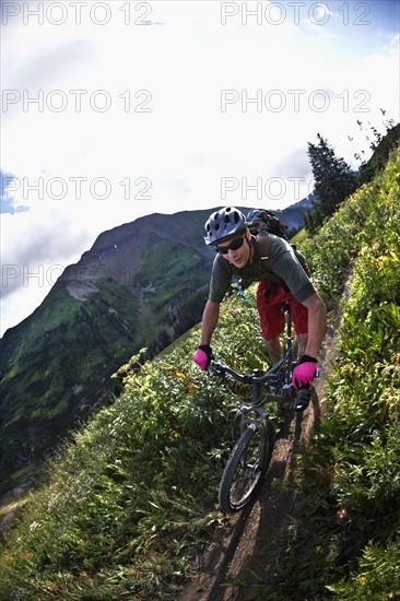 Man mountain biking on trail. Photo : Shawn O'Connor