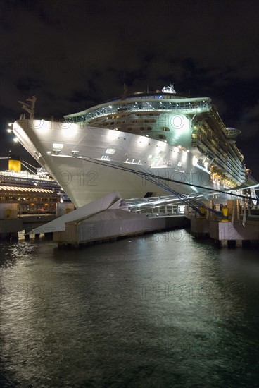 Cruise ship in harbor. Photo : Antonio M. Rosario