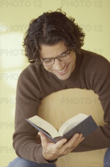 Man reading a book. Photo : Fisher Litwin