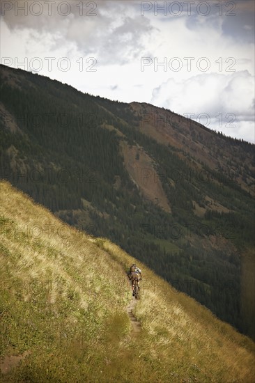 Man mountain biking. Photo : Shawn O'Connor