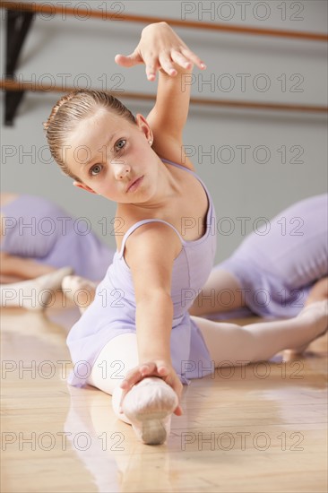 Portrait of female ballet dancer (6-7) in dance studio. Photo : Mike Kemp
