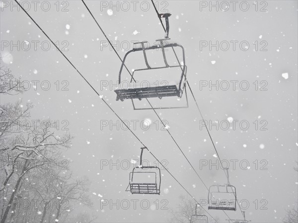 Ski lift in snow. Photo : Johannes Kroemer