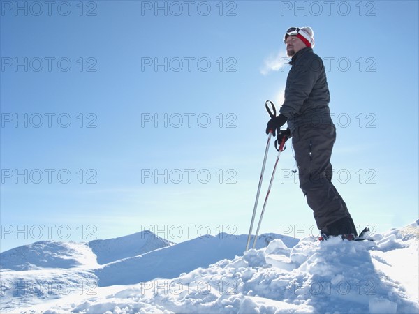 Male skier standing on mountain. Photo : Johannes Kroemer