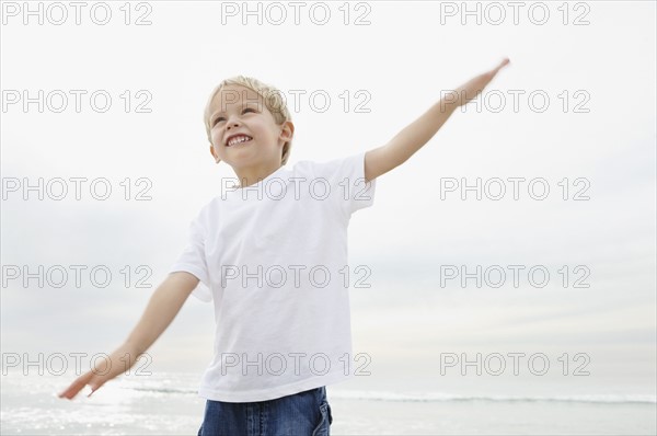 Boy (4-5) playing on beach. Photo : Momentimages