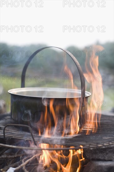 Pot over campfire. Photo : David Engelhardt