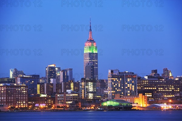 USA, New York State, New York City, Manhattan skyline with Empire State Building at twilight. Photo : fotog