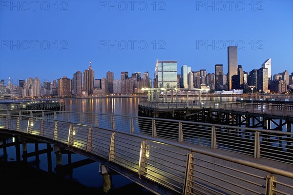 USA, New York State, New York City, Boardwalk in waterfront, Manhattan skyline in background. Photo : fotog
