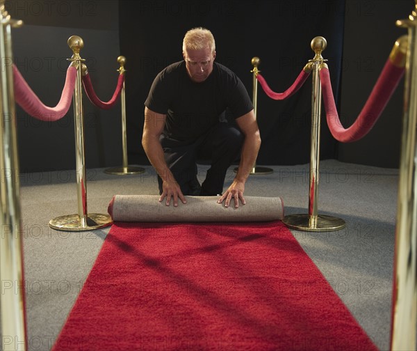 Bouncer rolling red carpet. Photo : Jamie Grill