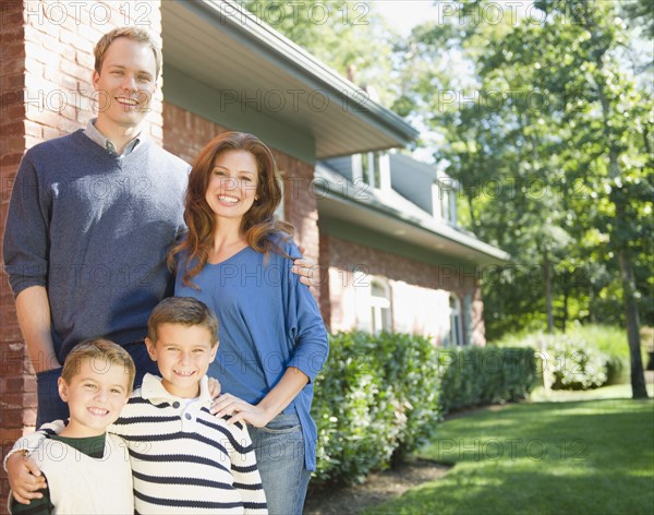 USA, New York, Flanders, Portrait of family with two boys (4-5, 8-9). Photo : Jamie Grill Photography