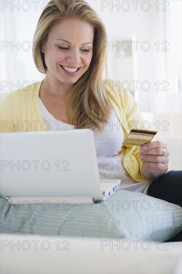 USA, New Jersey, Jersey City, Attractive young woman online shopping. Photo : Jamie Grill Photography