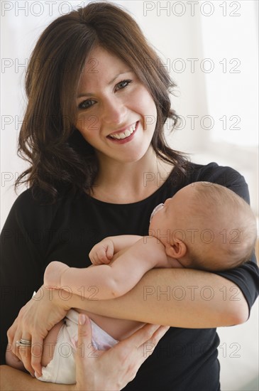 USA, New Jersey, Jersey City, Portrait of mother with baby daughter (2-5 months). Photo : Jamie Grill Photography